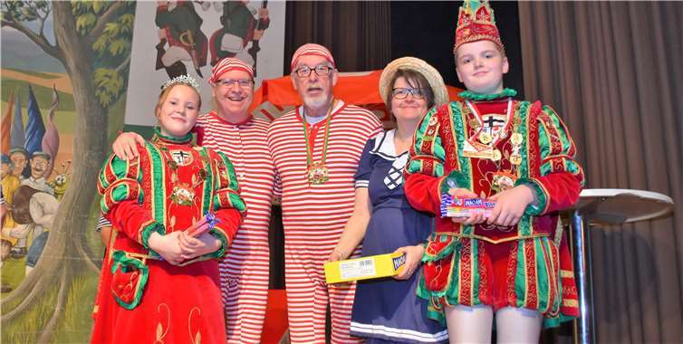 Das Kinderprinzenpaar zeigte sich zufrieden mit der Einlösung des Gebots. Foto: Alfred Eich