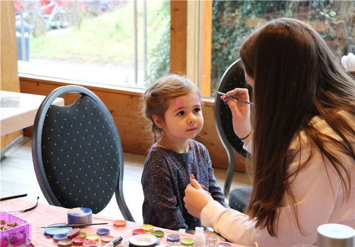 Das Kinderschminken verlangte den Kindern ruhiges Sitzen ab, was sie aber gerne in Kauf nahmen.