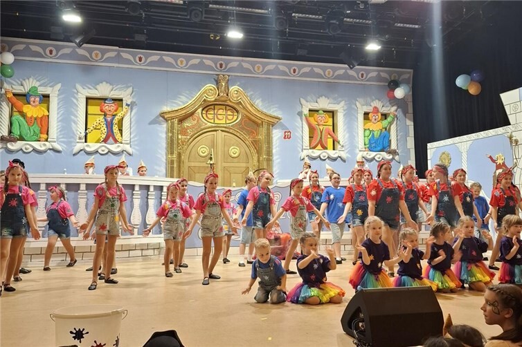 Das Kindershowballett mit ihrer aktuellen Show „Kunterbunte TRG Kids“.
