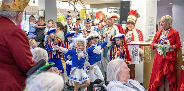 Das Kindertanzpaar der blauen Funken mit schwungvollem Auftakt. Eduard Bretthauer