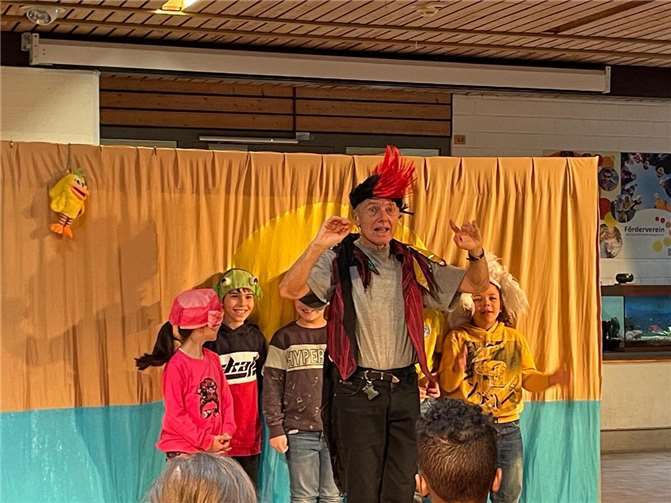 Das Kindertheater Chapiteau aus Burgschwalbach verwandelte das Schulfoyer in eine lebendige Bühne und begeisterte mit dem humorvollen Stück „Der Sängerwettstreit der Tiere“.