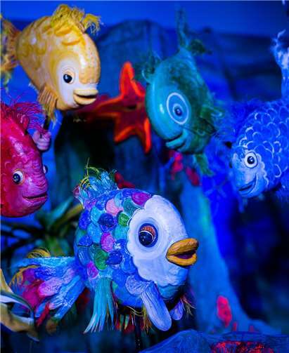 Das Kindertheaterstück erzählt die Geschichte vom Regenbogenfisch.Foto: Kai Myller