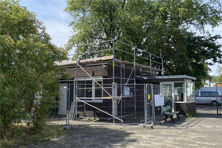 Das Kioskgebäude ist bereits eingerüstet und wartet auf seine umweltgerechte Sanierung