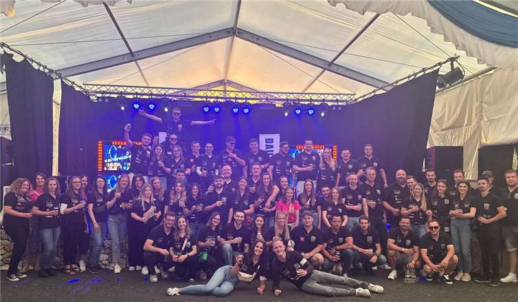 Das Kirmesduell entschied die KG Sessenhausen für sich – zur Freude zahlreicher Zuschauer.  Foto: Emily Kroppach