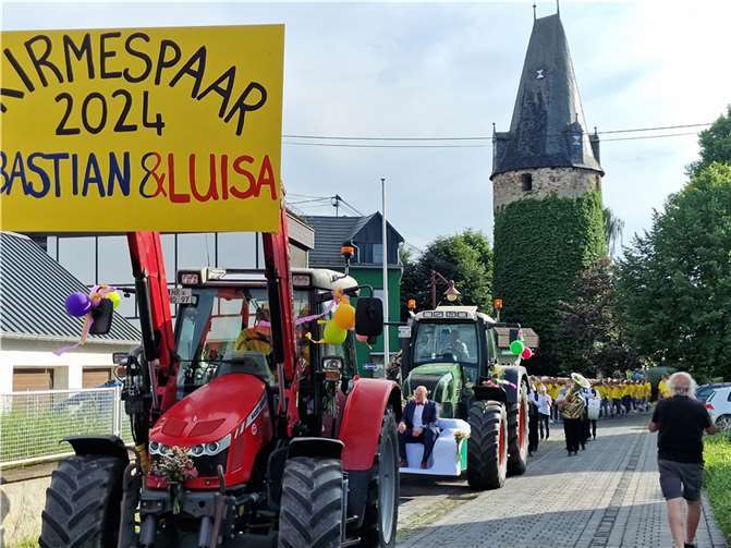 Das Kirmespaar zieht mit Gefolge zum Marktplatz.