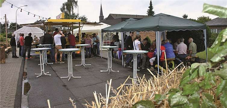 Das Kirschbaumfest startete am Freitagabend und Samstag sorgte die Waldorfer Mundartgruppe „Streuobst“ für die musikalische Unterhaltung.