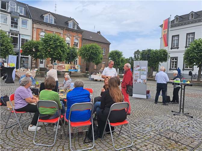 Das Klapp-Café auf dem Sinziger Wochenmarkt ist zu einem beliebten Treffpunkt geworden. Foto: Stadtverwaltung Sinzig (