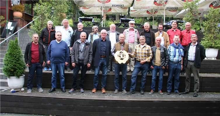 Das Klassenfoto zum 50-jährigen Klassentreffen. Foto: Hans Breidbach