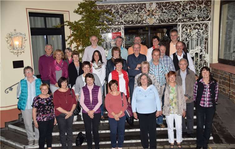 Das Klassentreffen klang abends im Schlosshotel Petry in Karden aus. Es gab viel zu berichten und zu erzählen. Auch ließen es sich die Klassenlehrer Willi Franze und Horst Heinz Köbler nicht nehmen, im Schlosshotel ihre ehemaligen Schülerinnen und Schüler willkommen zu heißen. In fröhlicher Runde klang das Klassentreffen aus.