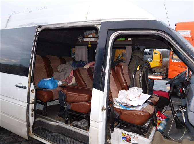 Das Kleinbus-Gespann beförderte illegal Personen und Waren über die Grenze. Fotos: Polizei