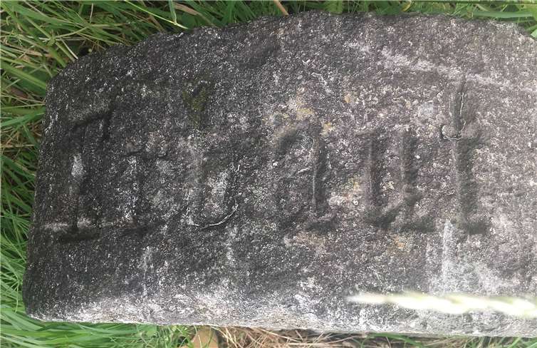 Das Kleindenkmal trägt die Aufschrift „Erbaut 1862/63“. Foto: privat