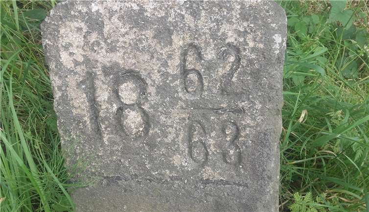 Das Kleindenkmal trägt die Aufschrift „Erbaut 1862/63“. Foto: privat