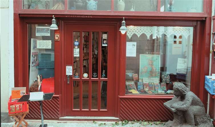 Das „Kleine Antiquariat Jona“ befindet sich hinter einer schön gestalteten Fassade im Künstersgäßchen Nr. 3. Peter Heinsch