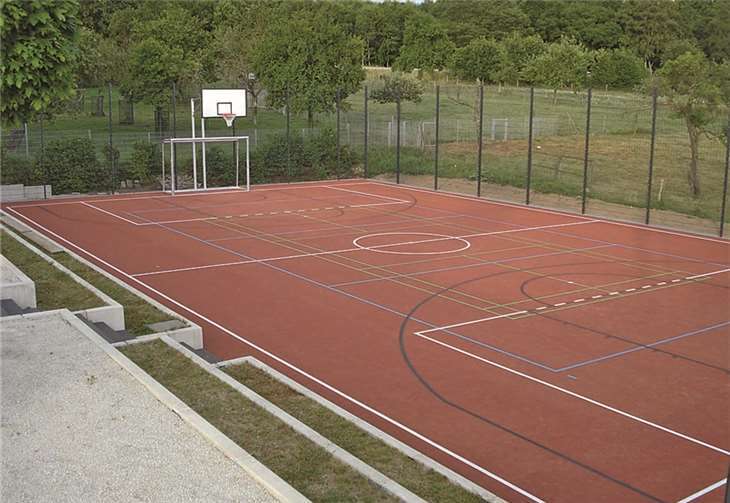 Das Kleinspielfeld wir eingeweiht.  Privat