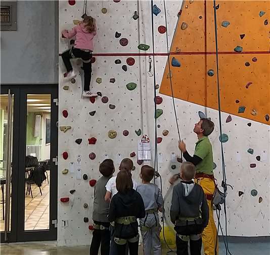 Das Klettern förderte die Kommunikation und die Interaktion innerhalb der Teams. Foto: privat