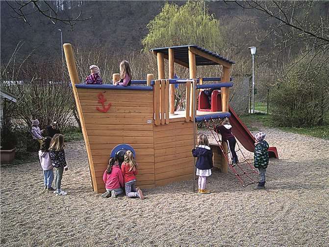 Das Kletterschiff „Matrosen Ahoi“ ist an der Kita Mutter Rosa vor Anker gegangen und wurde von den kleinen Piraten sofort gestürmt.