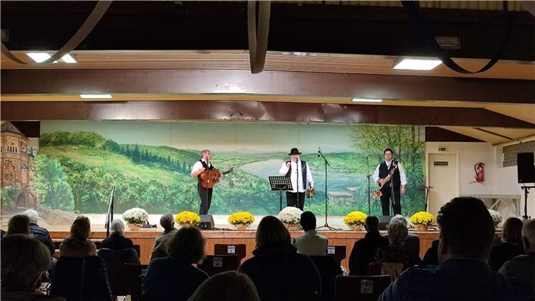 Das Klezmer Tov Trio um Violin-Virtuosen Igor Epstein trat in der Jahnhalle Bad Breisig auf.Quelle: Tourist-Info
