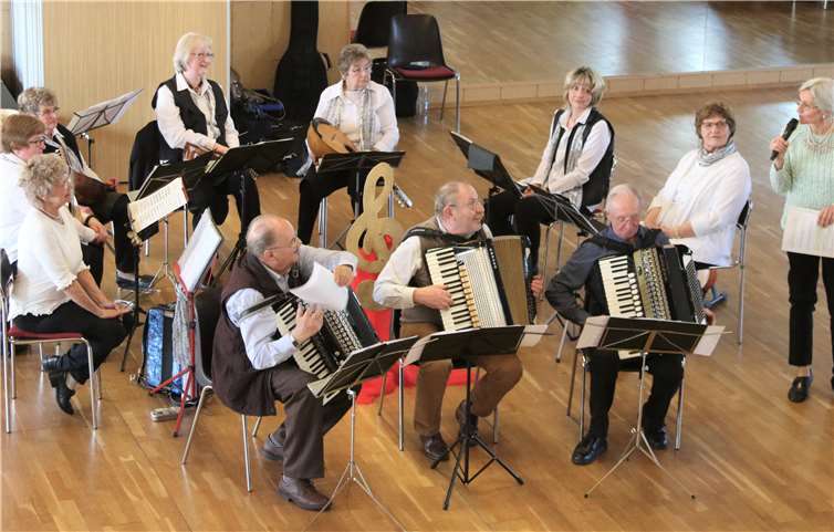 Das „Klimper-Sextett“ mit dem Akkordeontrio aus Mülheim-Kärlich (im Vordergrund) und der Sopranistin und Moderatorin Christine Staebel.Georg Schuch
