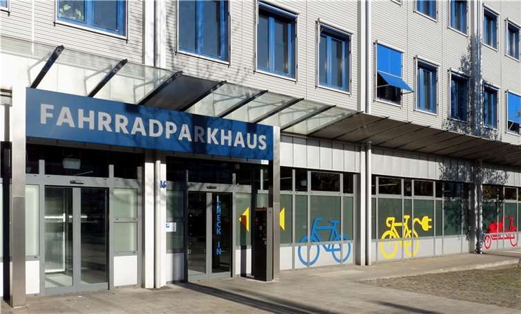 Das Koblenzer Fahrradparkhaus bietet die Möglichkeit, Fahrräder rund um die Uhr in unmittelbarer Nähe des Hauptbahnhofs sicher und geschützt zu parken.  Foto: Stadt Koblenz / Ralph Emmerich