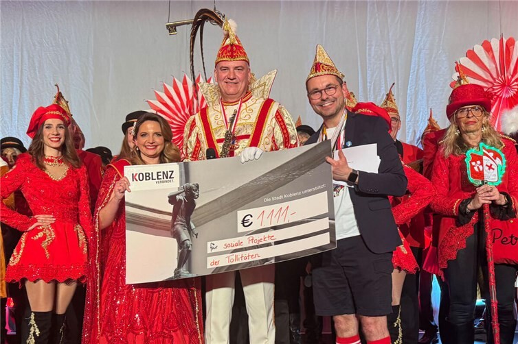Das Koblenzer Tollitätenpaar, Prinz Oli, der närrische Zeitungsjung (3. von links), und Confluentia Ricarda (2. von links) konnten beim Empfang in der Rhein-Mosel-Halle einen Spendenscheck in Höhe von 1111 Euro für einen guten Zweck aus den Händen von Oberbürgermeister David Langner (2. von rechts) entgegennehmen.