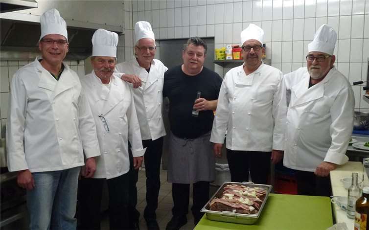 Das Koch-Quintett Michael Zwickert, Ernst Simons, Wolfgang Portz, Ottmar Becker und Klaus Brandenburg (v.l.) mit Chefkoch und Workshop-Leiter Achim Schubach. privat