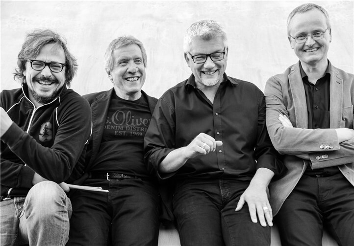 Das Kölner Kwartett Pepe Joma spielt auf dem Vorplatz der ev. KircheFoto: privat