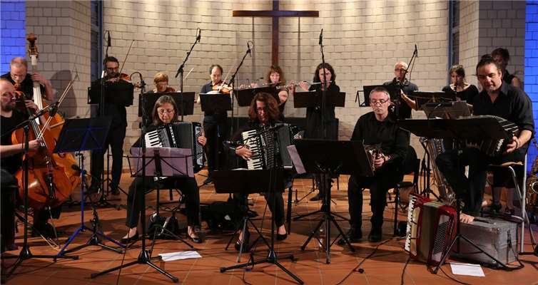 Das Kölner Orchester Südstadt Tango verzaubert das Meckenheimer Publikum mit seiner Musik.StF