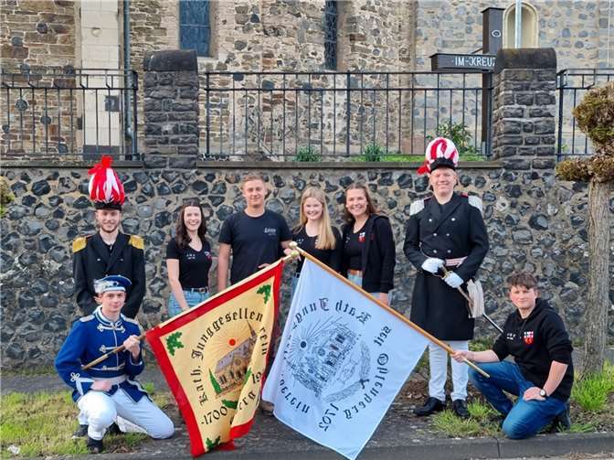 Das Königspaar 2023 Max Wambach & Sophie Stöcker mit ihren Ehrendamen Amelie Stöcker (l.) und Nina Engels-Riegel (r.).  Foto: JGV Ohlenberg