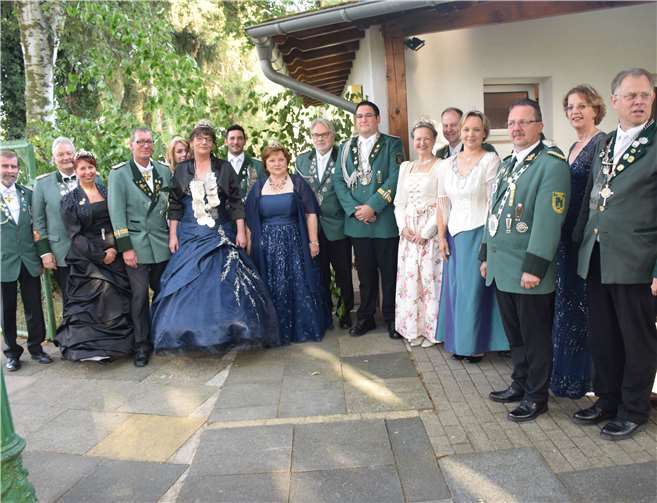 Das Königspaar Claudia und Jürgen Nohles konnte zahlreiche Majestäten befreundeter Vereine zum Festzug begrüßen. EICH