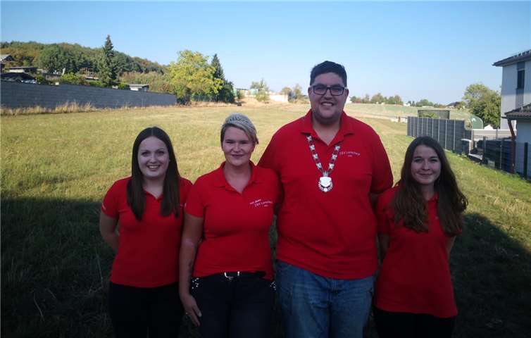 Das Königspaar Dennis Hahn und Melanie König zusammen mit ihren Ehrendamen. privat