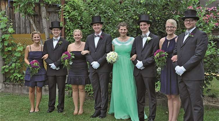 Feuchtfröhlich und in bester Stimmung Das Königspaar Martin Schmitz und Alice Dommermuth sowie die Ehrenpaare (v.l.) Christine Muss & Lothar Mollberg, Michelle Welsch & Malte Dommermuth sowie Eric & Kathrin Ockenfels strahlen. UB