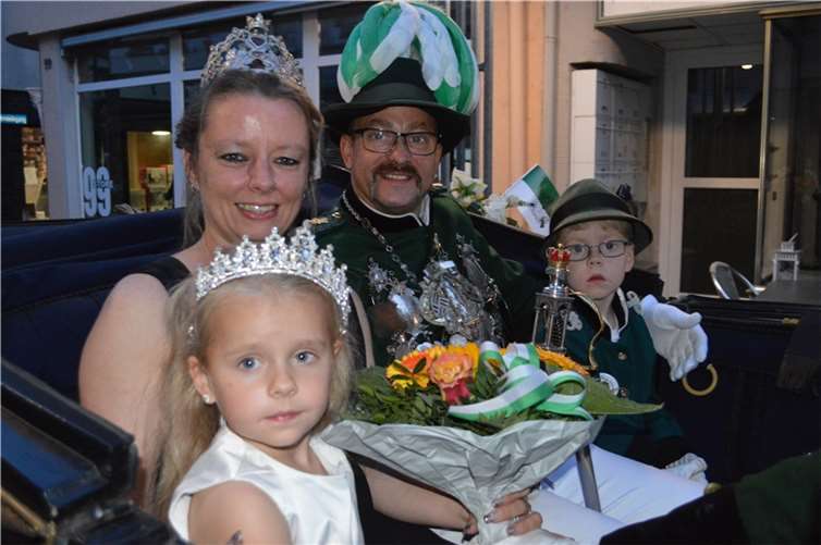 Das Königspaar Michael und Jaqueline Buchholz mit zwei der fünf Kinder wurde in der Kutsche auf den Marktplatz gefahren.