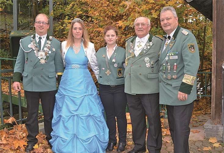 Das Königspaar Michael und Marita Berndt, Hubertusjungschützin Laura Berndt und der Hubertusschütze Heinz Voigt, Brudermeister Walter Honerbach (v.l.). B. Bylicki