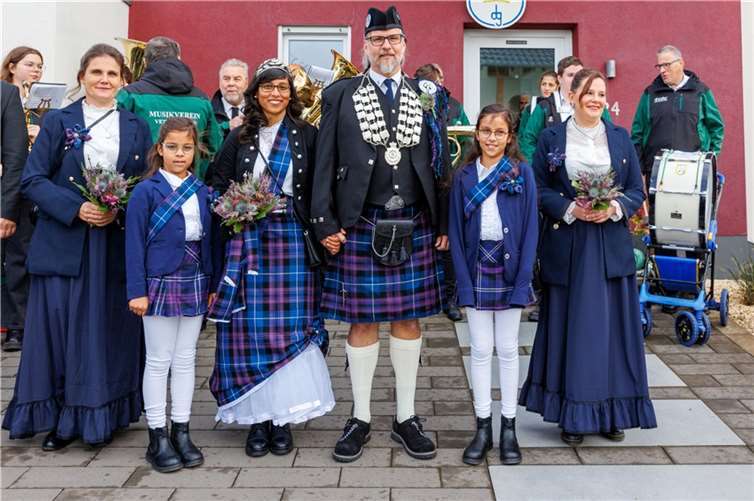 Das Königspaar Norman und Kiana sowie der Vorstandder Dorfgemeinschaft präsentierten sich in traditioneller schottischer Tracht. Foto: Dorfgemeinschaft St. Katharinen