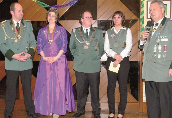 Das Königspaar Rolf und Vera Mahlberg, Sebastianusschütze Michael Berndt, Sebastianusjungschützin Laura Schulz, Brudermeister Walter Honerbach (v.l.). H. Schenk