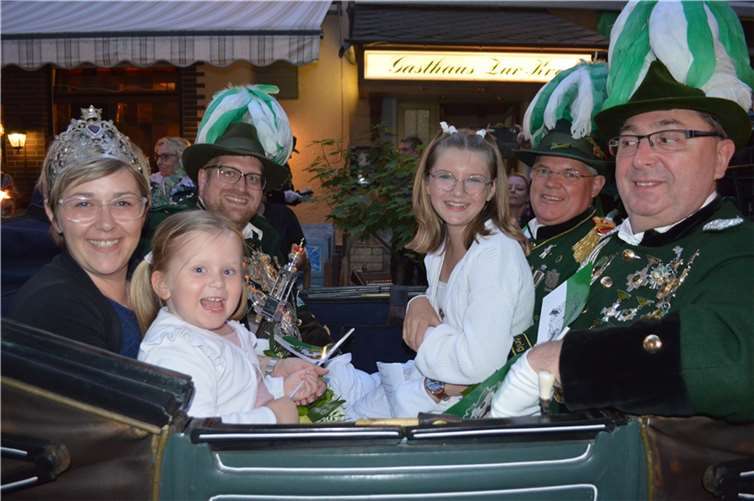 Das Königspaar Stefan und Anna (l.) mit zwei ihrer drei Kinder und Wolfgang Strang sowie Hardy Schilling.