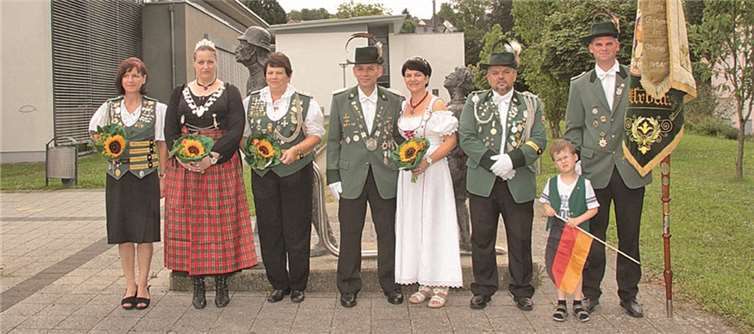 Das Königspaar und Damenkönigin Renate Haas mit Adjutanten.AND