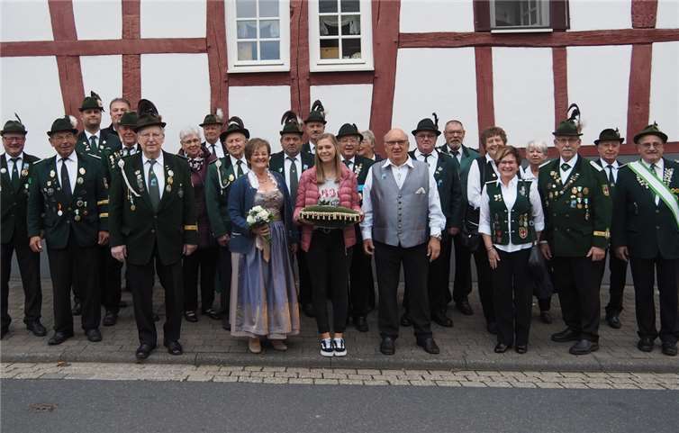 Das Königspaar und Mitglieder der Schützengesellschaft präsentieren sich vor der Kirche.Fotos: privat