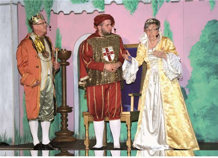 Das Königspaar veranstaltet ein großes Fest, um für seinen Sohn, den Prinzen, eine Braut zu finden. privat