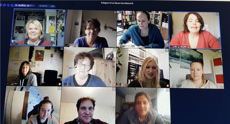 Das Kollegium der Grundschule am Blauen See während einer Dienstbesprechung.