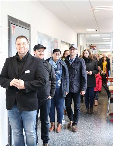 Das Kollegium führte Eltern und Kinder in verschiedenen Gruppen durch die Schule. Fotos: CRO