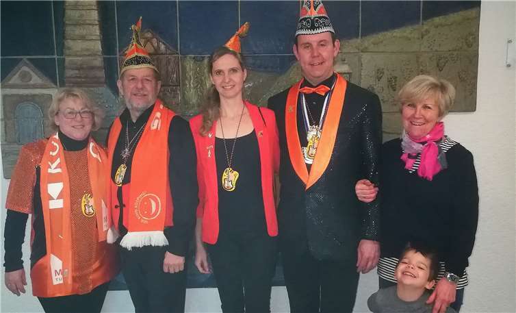 Das Kolping-Karnevals-Komitee mit dem Sitzungspräsidenten des Kreppelkaffees, Peter Beisel (4. v. l.), zu Besuch bei der Rathauserstürmung im Fachbacher emeindezentrum. Foto: Kolpingfamilie Nievern-Fachbach-Miellen