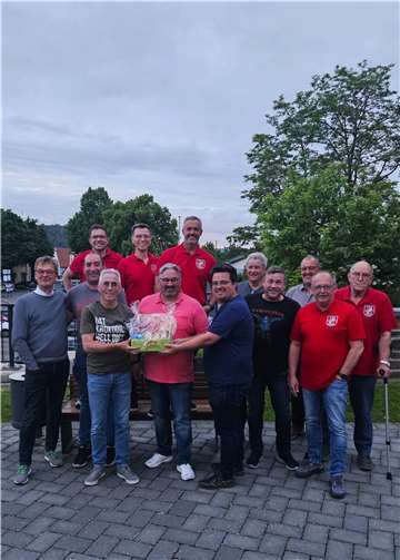 Das Komitee bedankt sich beim scheidenden Abteilungsleiter Markus Seurer (m.) für dessen fantastische Arbeit. Foto: privat