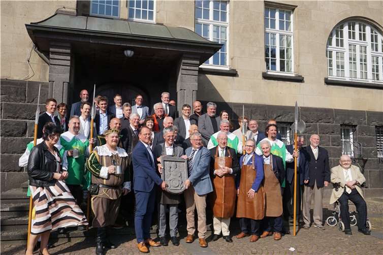 Das Komitee des Mendiger Gambrinusfestes mitsamt dem neuen Ehrenbrauer Karl-Josef Esch.  Fotos: HIL