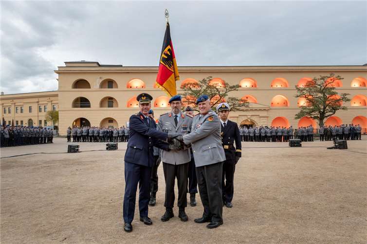 Das Kommando Gesundheitsversorgung der Bundeswehr wurde am 22. September 2025 offiziell in den Dienst gestellt. Besiegelung durch Händedruck Befehlshaber Unterstützungskommando, Kommandeur Kommando Gesundheitsversorgung und Befehlshaber Zentraler Sanitätsdienst der Bundeswehr vor der Truppenfahne. Foto: Bundeswehr/Patrick Grüterich