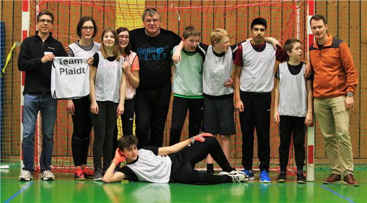 Das Konfi-Team der Evangelischen Kirchengemeinde Plaidt (mit den Betreuern) freut sich über den dritten Platz.Foto: Emma Seidel