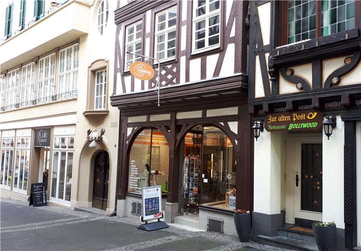 Das Konzept von Fair Trade bringt es mit sich, dass die Kunden des Weltladens im Vergleich zu konventionell produzierten Waren meist etwas mehr zahlen muss. Dafür bekommen sie gute Qualität und ein gutes Gewissen obendrauf. Fair-Trade-Siegel auf Produkten versprechen, dass ökologische, ökonomische und soziale Standards bei der Herstellung eingehalten werden. Und dass den Herstellern Mindestpreise dafür gezahlt werden und dass keine Kinderarbeit dahintersteckt.Foto: Weltladen Linz