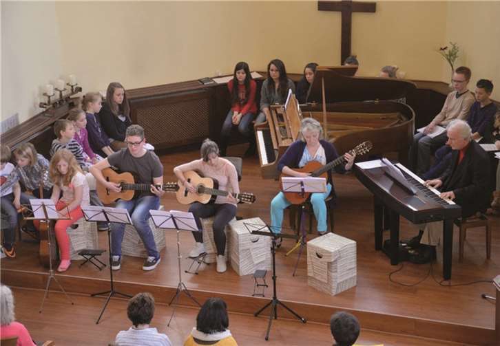 Das Konzert der Musikschule Fuchs im Konzertsaal der Seniorenresidenz hat mittlerweile Tradition. privat