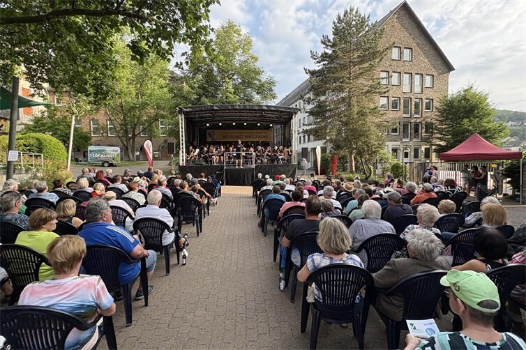 Das Konzert findet im schönen Ambiente des Innenhof vom Her-Jesu-Haus statt