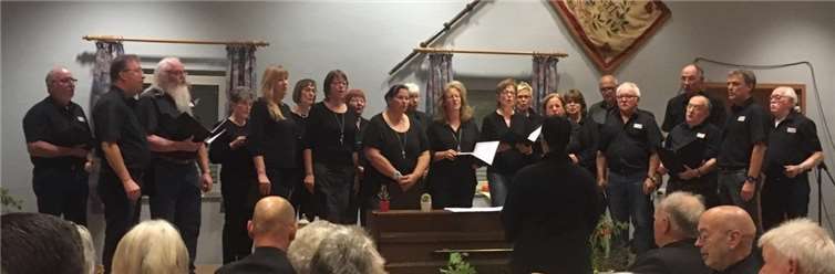 Das Konzert in der herbstlich dekorierten Halle, bot etwas für jeden Geschmack. Foto: privat